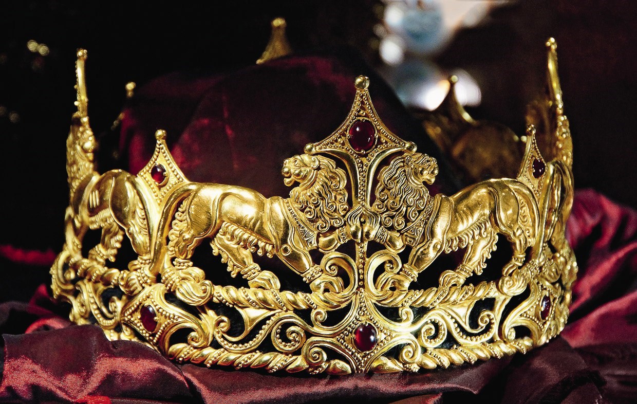 Золотая корона 2. Корона лангобардской королевы. Корона Меровингов Золотая. Корона датского короля Кристиана IV, 1595. Ганноверская корона.