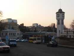 вокзал и два театра на...