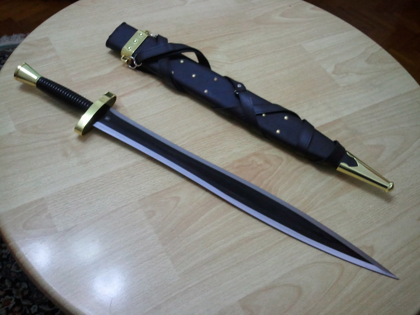 Short sword. Ксифос меч. Ксифос Гладиус меч. Греческий меч Ксифос. Меч короткий Ксифос.