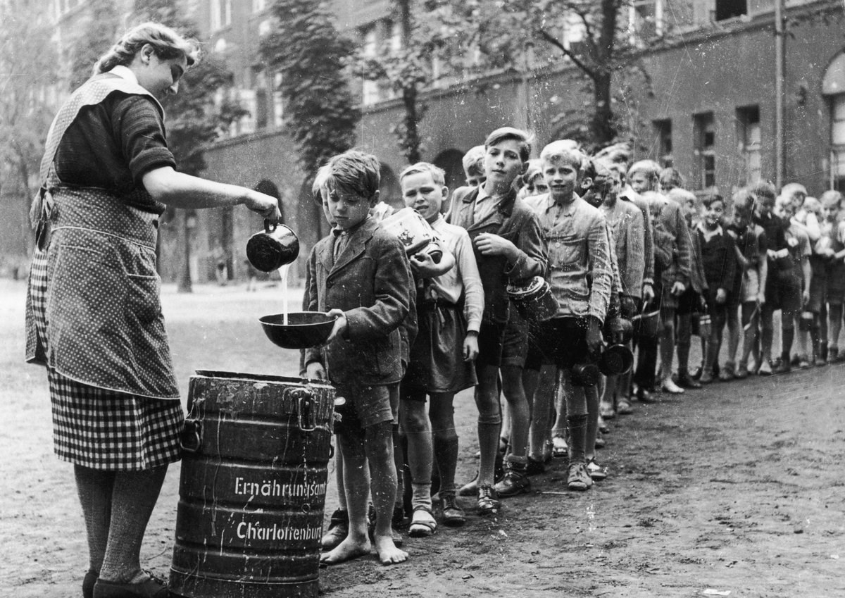 Голодные послевоенные годы. Германия 1945 немцы дети. Очередь немцев Берлин 1945. Оккупированная Германия 1945. Послевоенная Германия 1945.