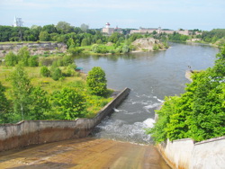 река Нарва в районе ГЭС