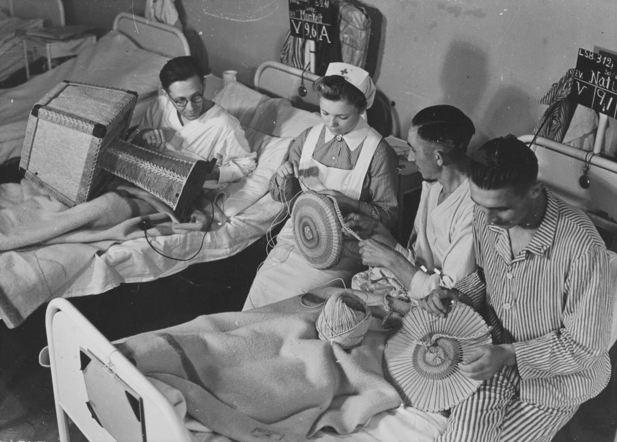 За солдатами ухаживают. Военный госпиталь 1941-1945. Медсестры в госпитале 1941. Военно полевой госпиталь 1941-1945.