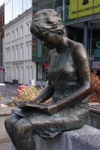 Обложка произведения Женщина с книгой