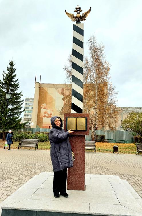 Все мое внимание было обращено на верстовые. Верстовой столб Заринск. Верстовой столб города Заринск. Заринск верстовой столб фото. Фотографии Заринск верстовой столб.