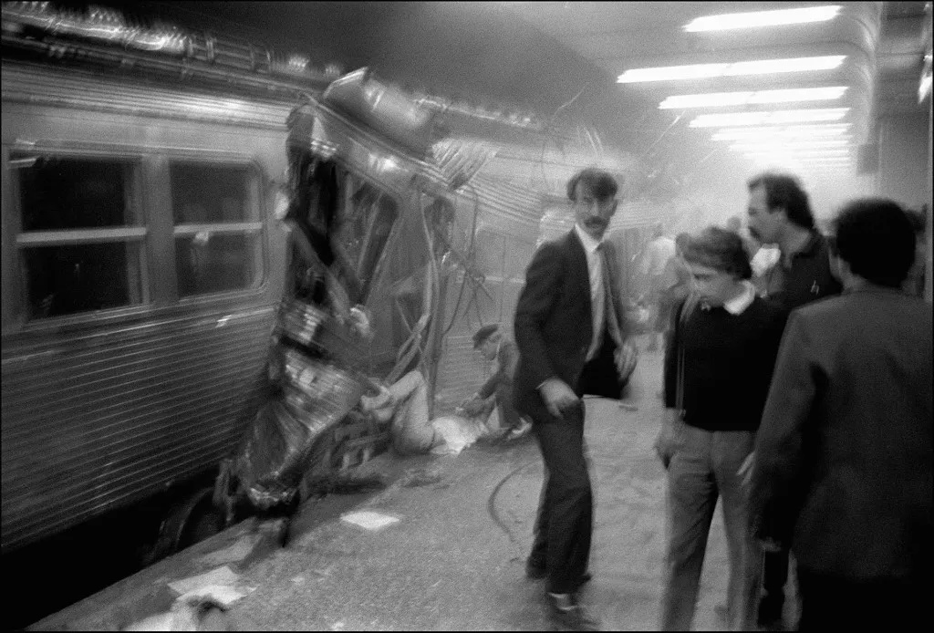 Крушение париж. Катастрофа на Лионском вокзале 1988. Крушение поезда в Париже 1988. Крушение на Лионском вокзале. Крушение поезда Монпарнас.