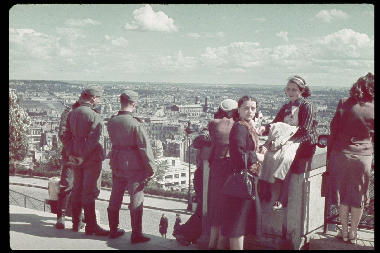 Крушение париж. Падение Парижа Эренбург 1940. Париж 1940. Париж 1940 год.