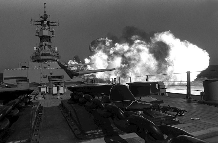 Песни линкоров. USS Missouri BB-63. Залп линкора Айова. USS Missouri линкор. Линкор Айова зенитная артиллерия.