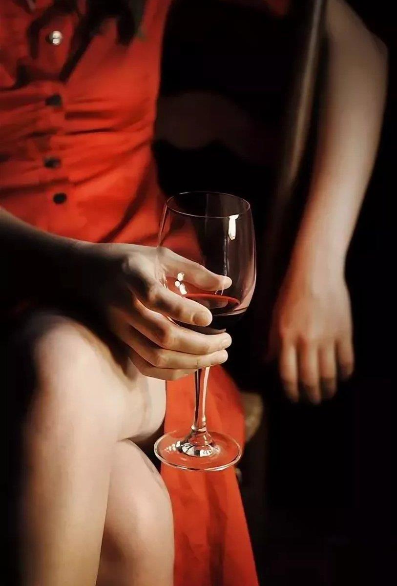 фото девушки с бокалом вина без лица