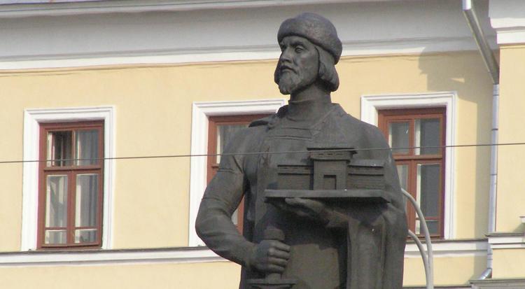 Заволжский управдом ярославль. Комов памятник Ярославу мудрому. Ярославль памятник Ярославу. Памятник Ярославу мудрому барельефы.