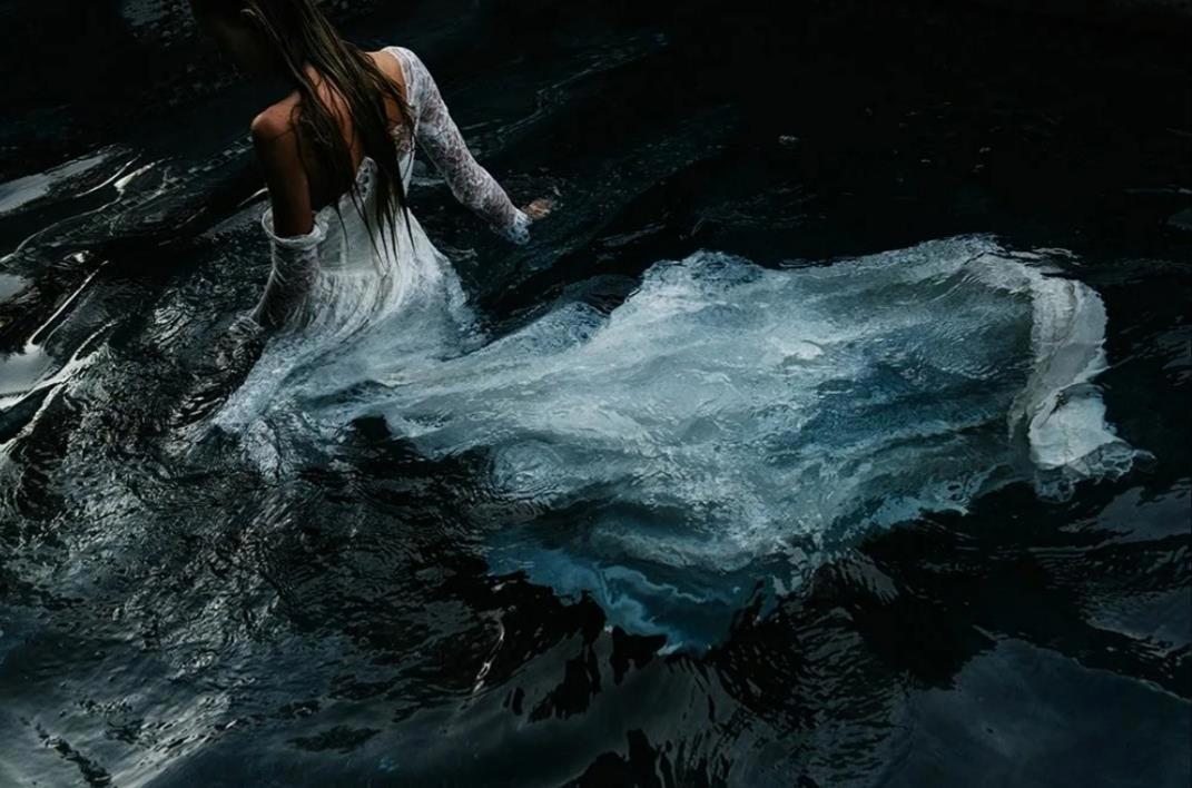 Water black dresses. Фотосессия в воде. Девушка в воде. Девушка в белом платье в воде. Темные воды.