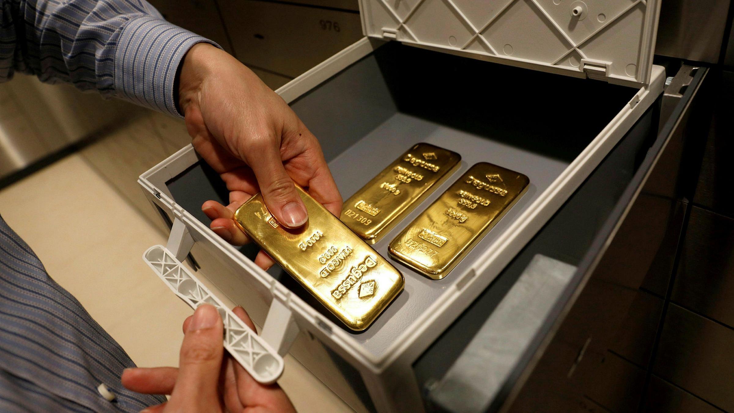 Покупать ли золото в 2024. Унция золота. Килограмм золота. Золото в банковской ячейке. Слиток золота.