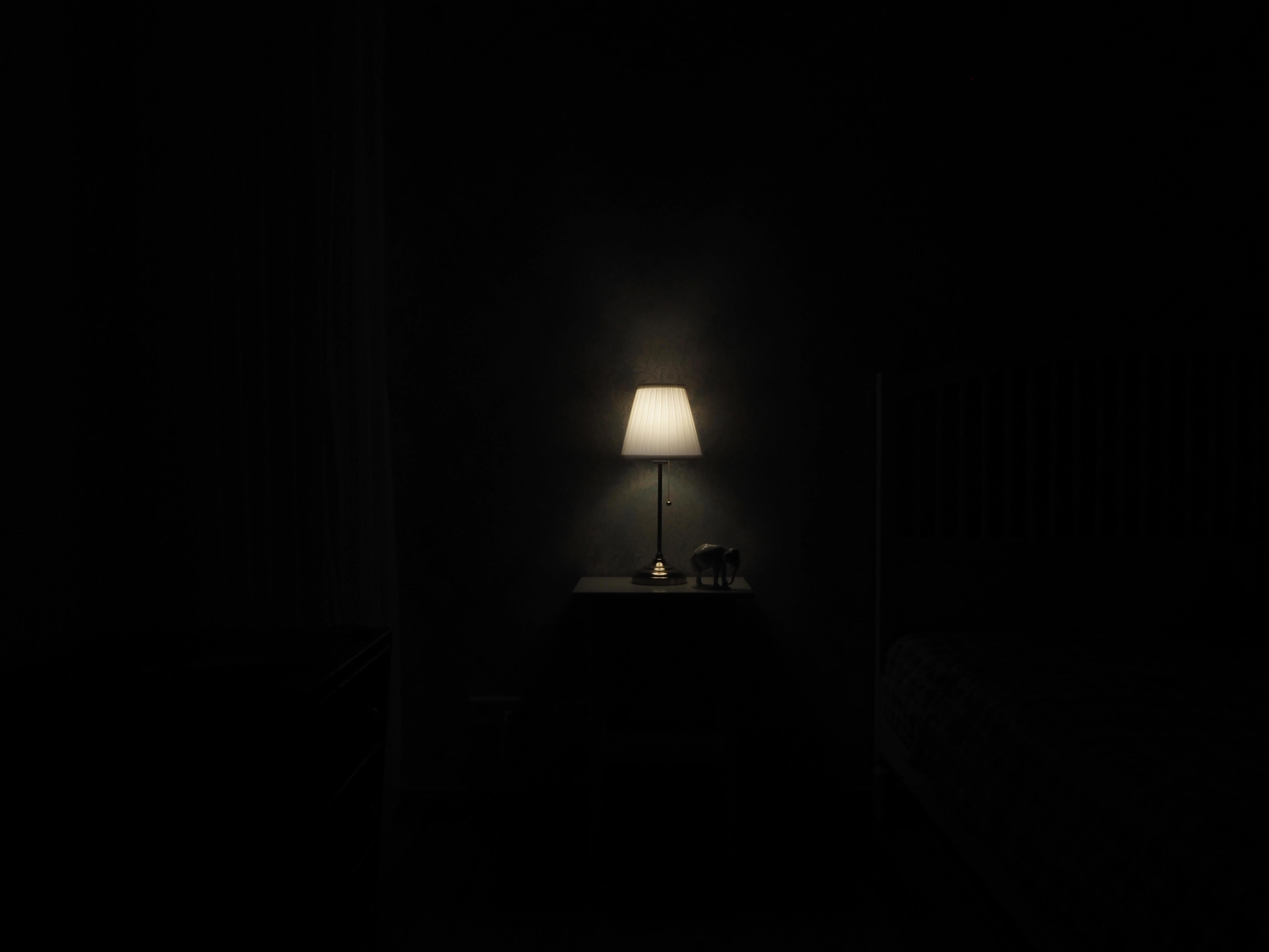Продолжить темнота. Темное помещение с лампами. Лампа в темноте. Лампочка в темной комнате. Темная комната с лампой.
