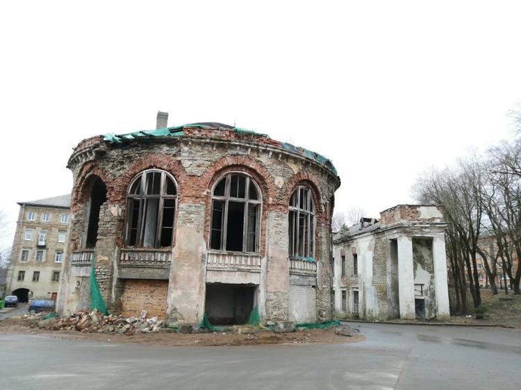 Ивангород благоустройство. Ивангородская церковь парусинка. Парусинка газгольдер ивангород газгольдер. Нарвская гэс. Расписание автобусов ивангород 81.
