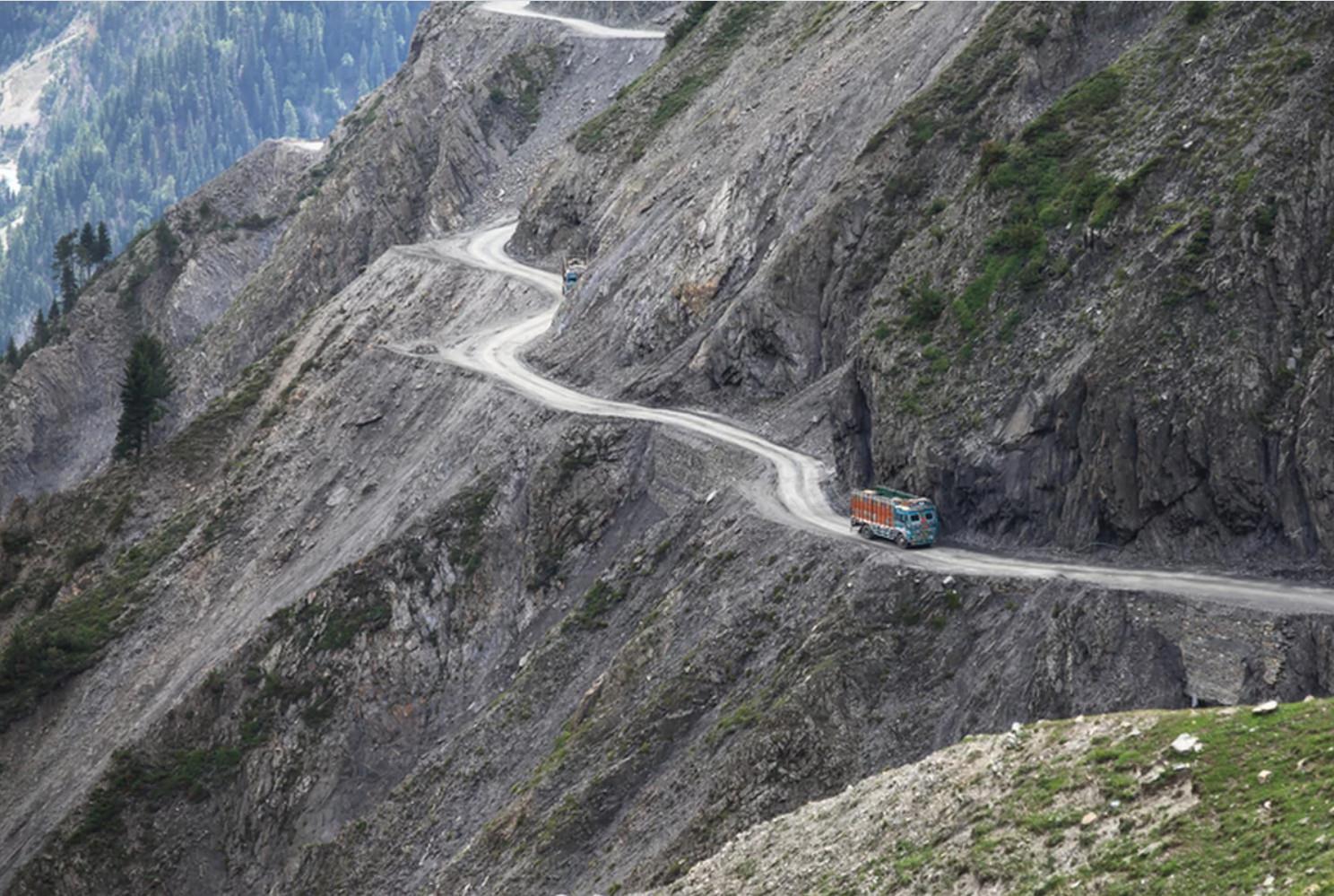 Most dangerous place. Перевал зоджи ла, Индия. Перевал зоджи ла пасс в Индии. Химашал Индия дорога. Горные дороги.