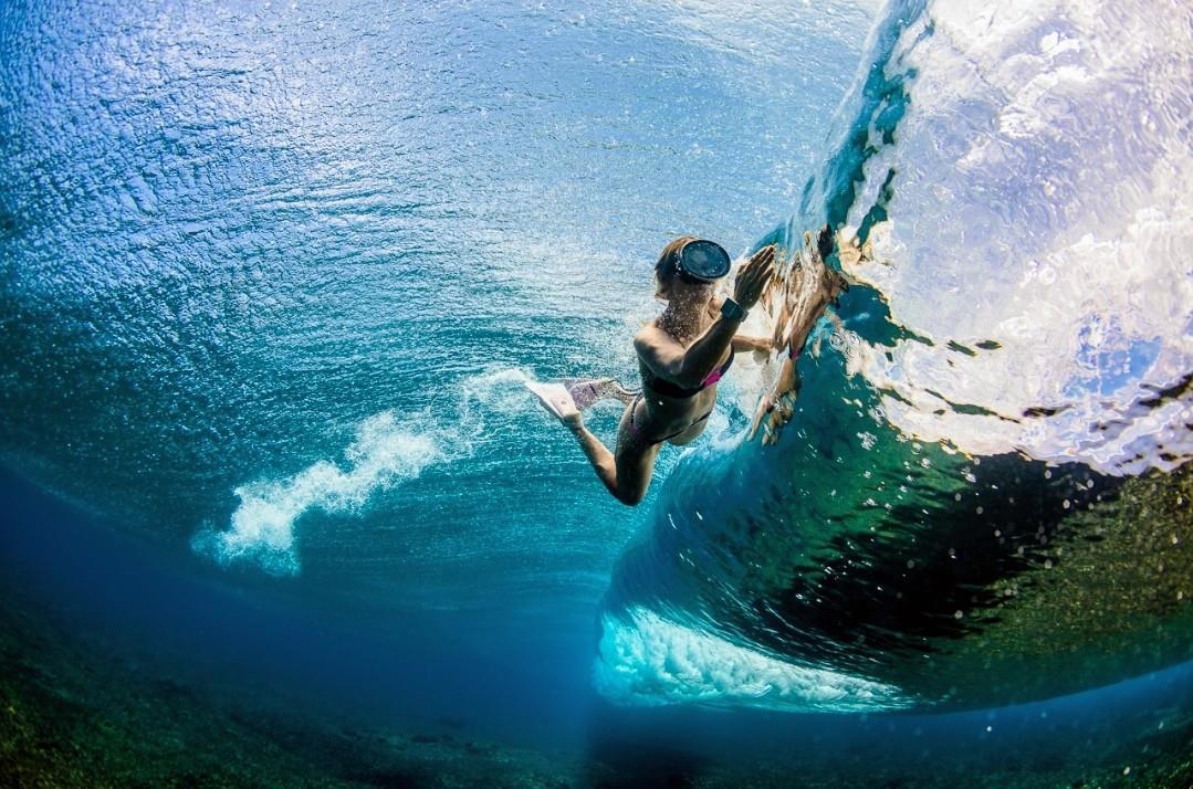 Кайякей фото. Океан обнимает человека картинка. Canon Mark 3 surfing Sample Underwater photos.