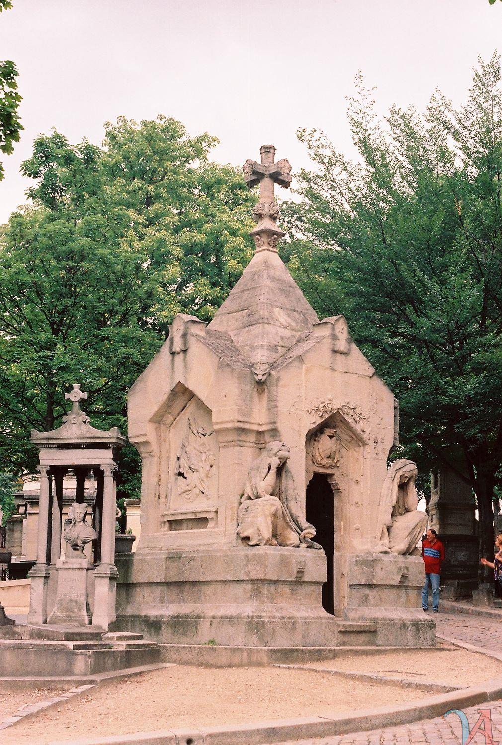 Ещё один склеп - много женщин кругом