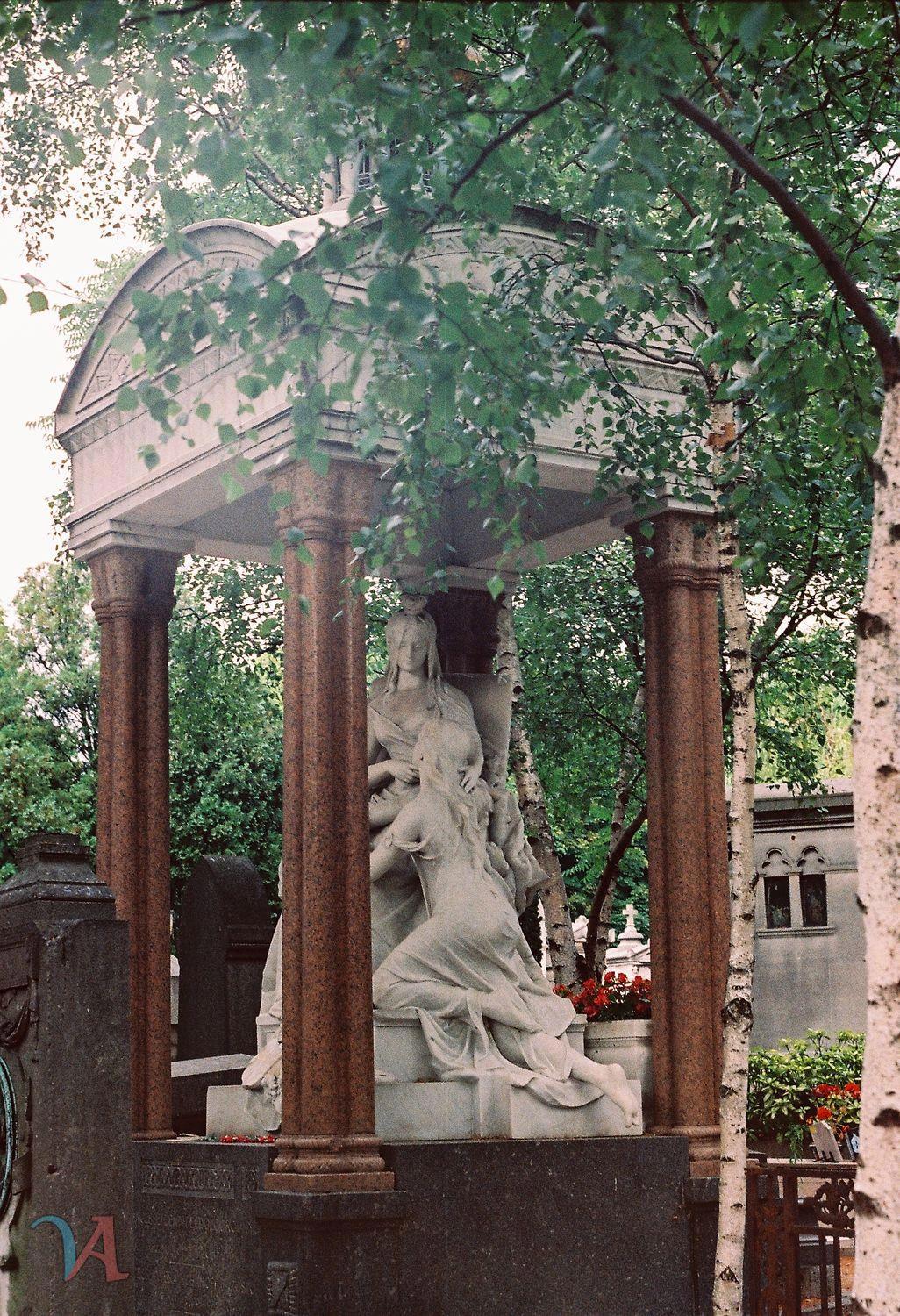 Довольно выразительная скульптурная композиция