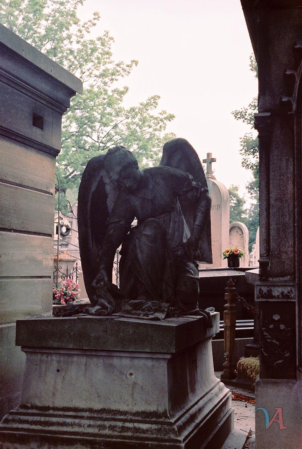 Тут сразу вспоминаются "плачущие ангелы"