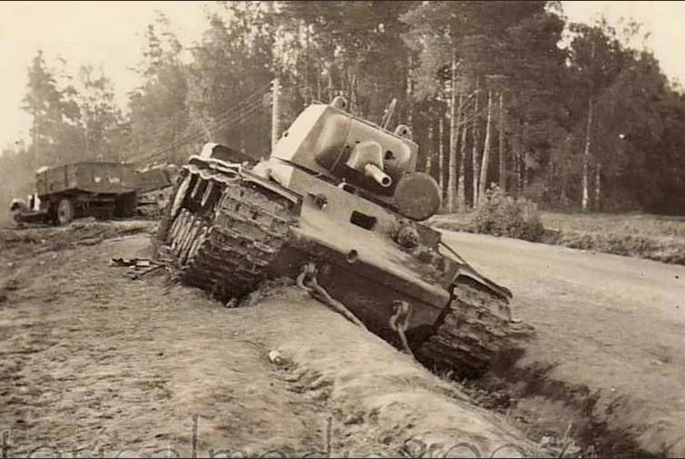 И проходили мимо танки. Кв2 танк 1941. Бой под Расейняем кв1. Расейняй 1941. Кв 1 Расейняй.
