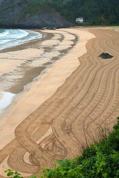 andres amador prints ephemeral sand patterns on beaches around the world