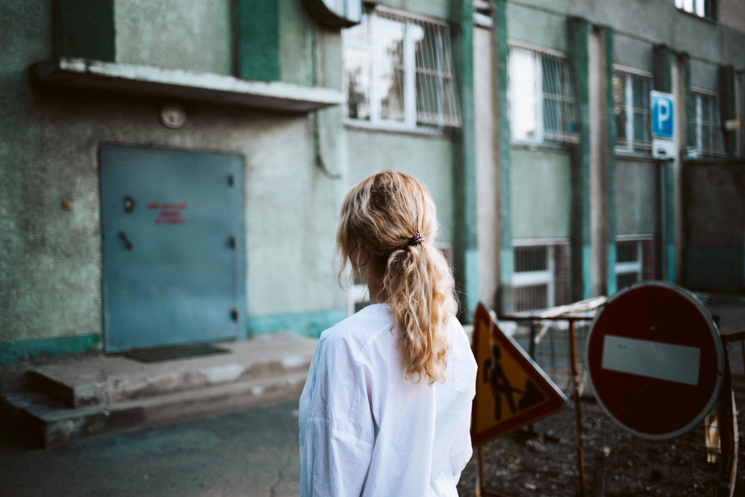 Фото девочки под. Девушка в подъезде. Подъездные девочки. Фотосессия возле подъезда. Девушка ждет на улице.