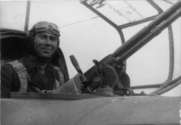 Стрелок радист самолета. Ил 2 стрелок радист. Ил-2 кабина стрелка. Ил-2 Штурмовик кабина стрелка. Пулемет ил 2.