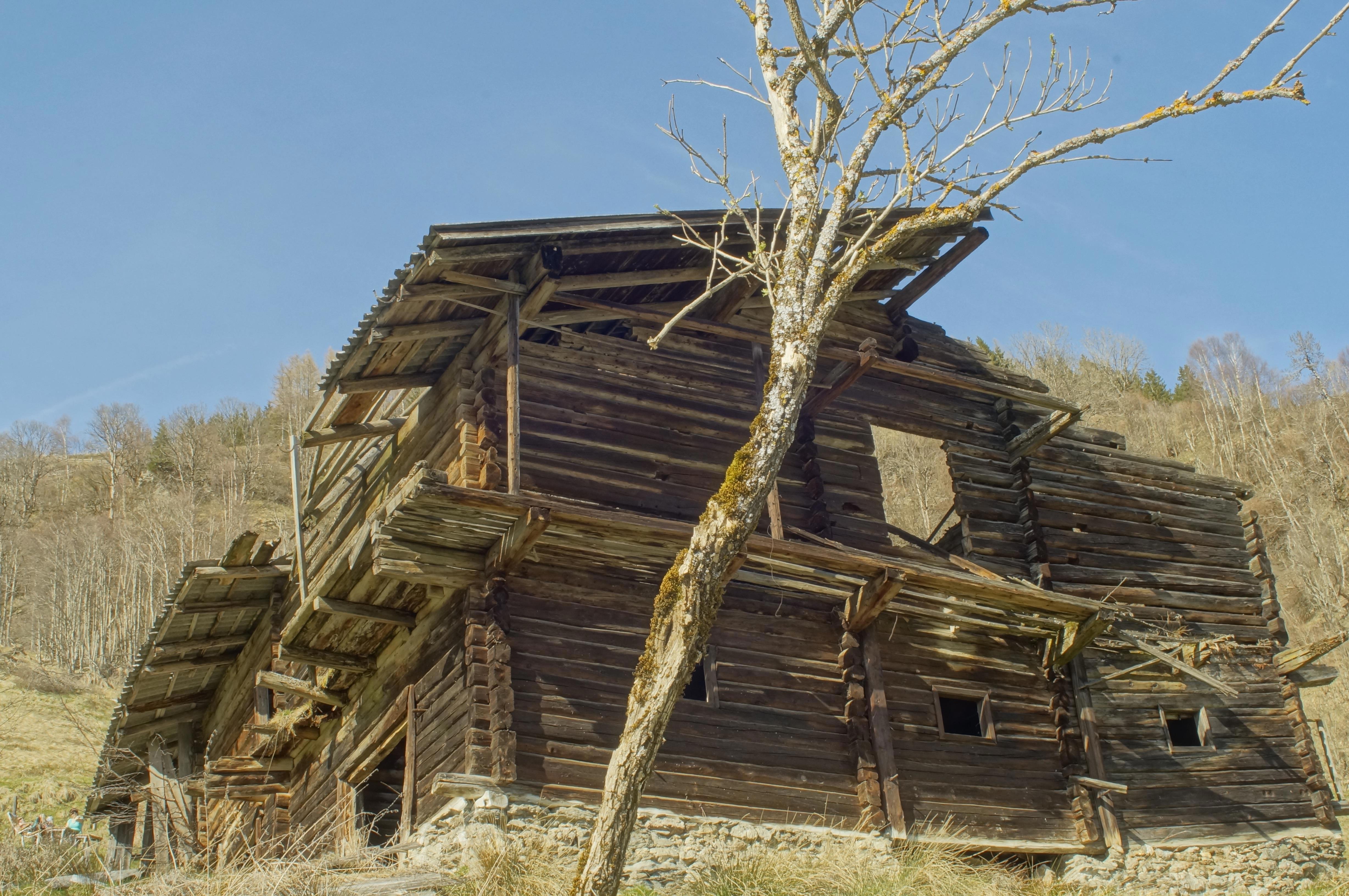 Старые установки. Обломки деревянной Хижины. Dilapidated Wooden House. Хижина сельской округитанаильсев. Развалины бревенчатого дома фото.