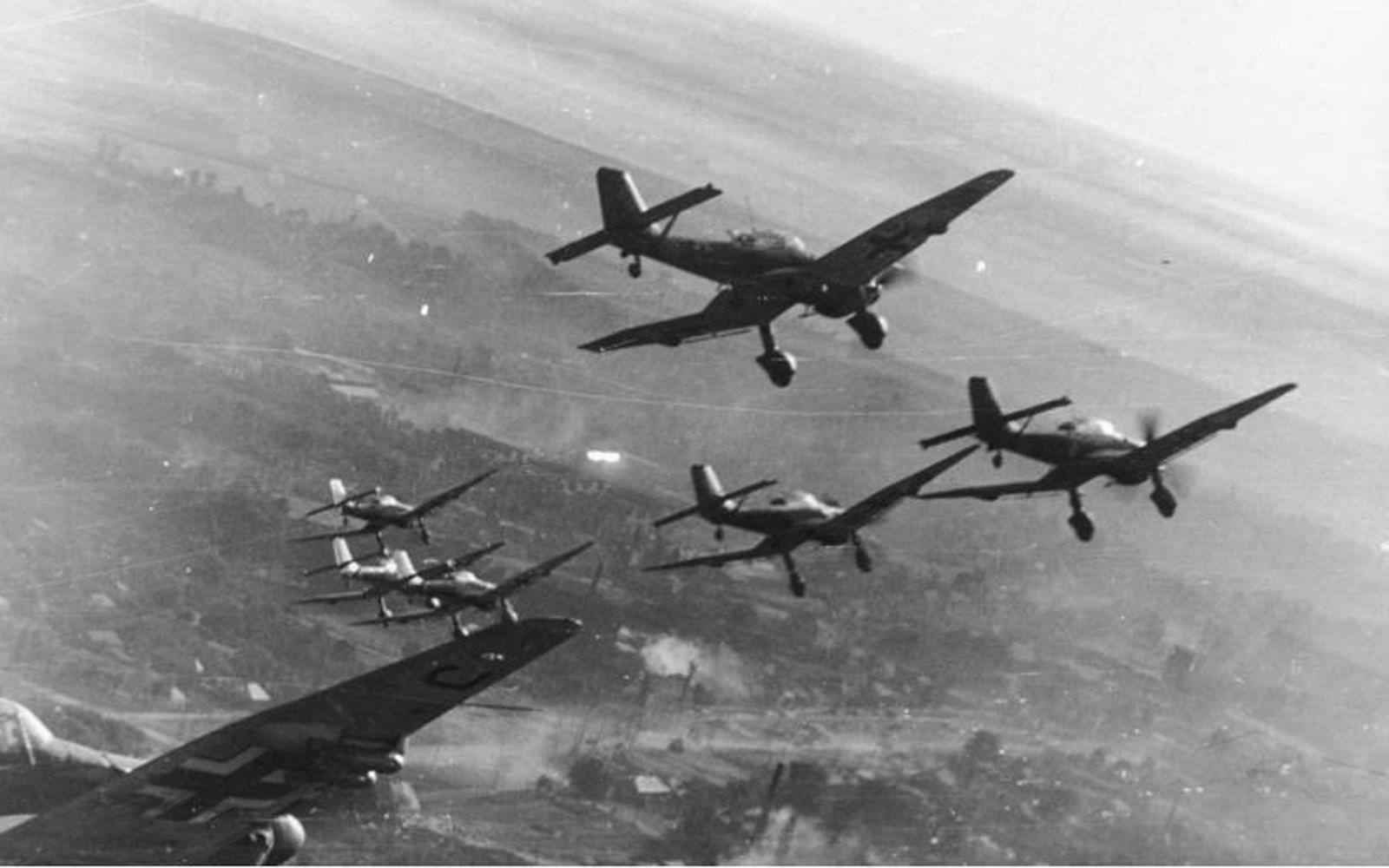 Город люфтваффе. Junkers ju 87 бомбометание. Бомбардировка СССР 22 июня 1941. Бомбардировщик Юнкерс 1941 год бомбит. 22 Июня 1941 самолеты.