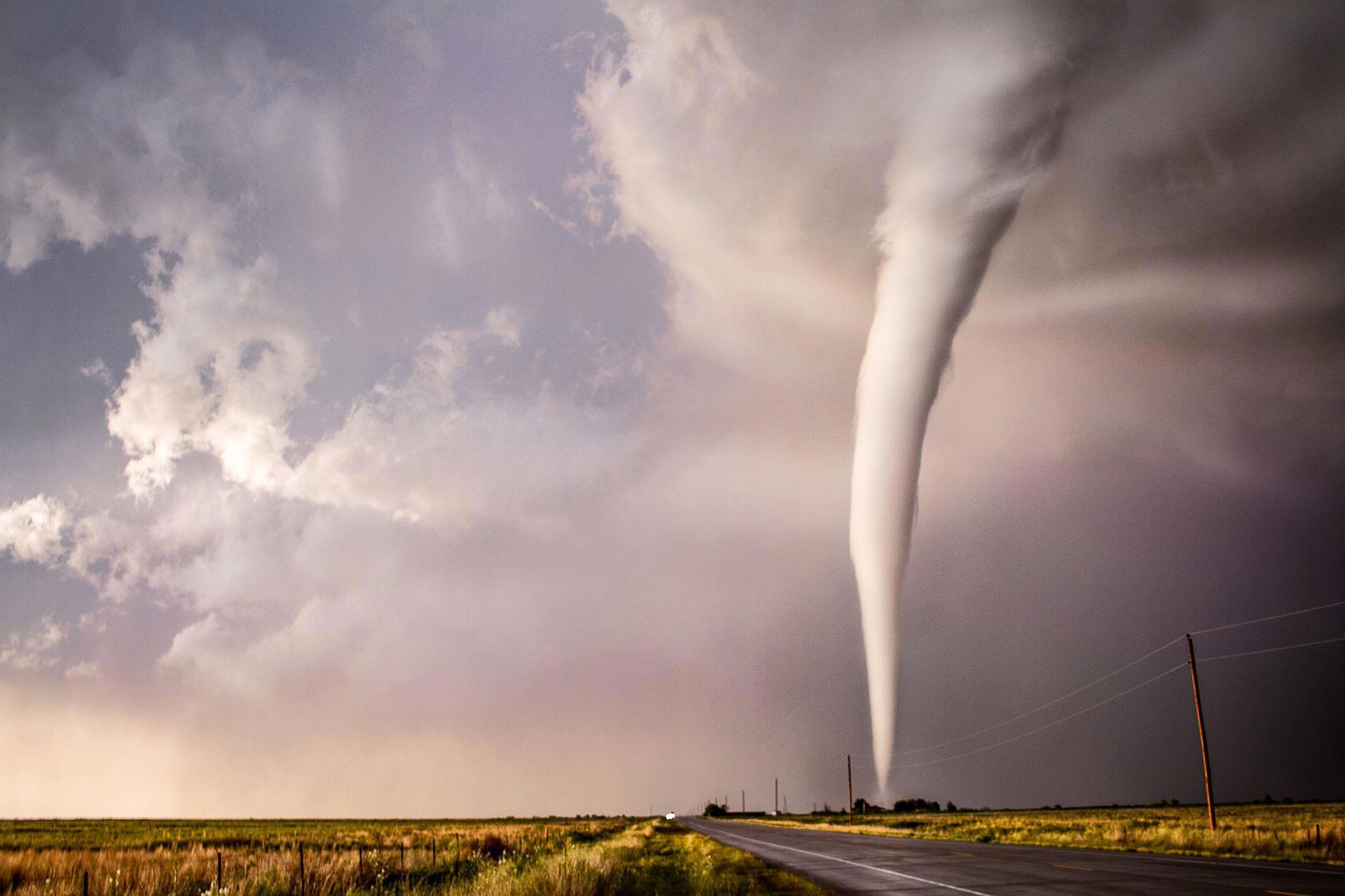 Tornado shot. Смерчи и Торнадо. Торнадо в Кентукки. Торнадо в Саратове. Торнадо Киров.