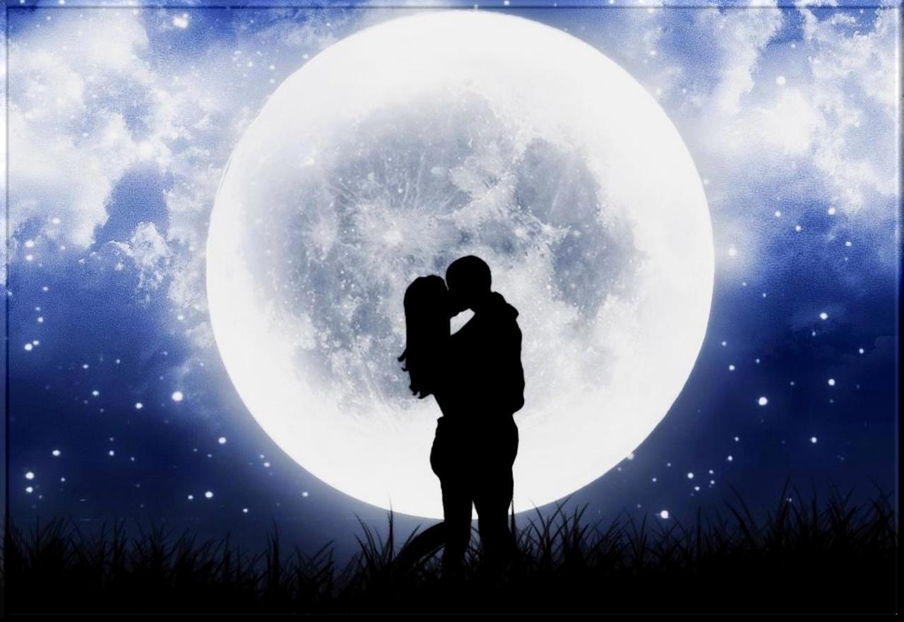 Night romance. Влюбленные при Луне. Пара на фоне Луны. Поцелуй при Луне. Влюбленная пара на фоне Луны.