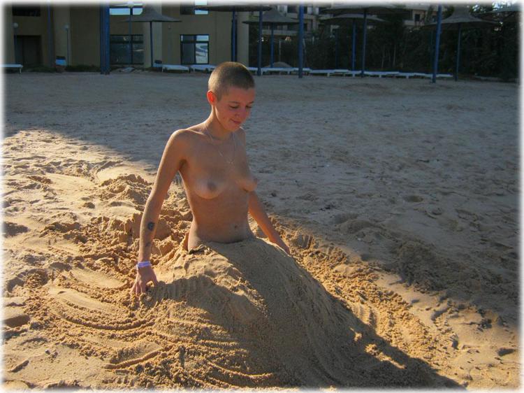 Фото порно на пляже большие сиськи
