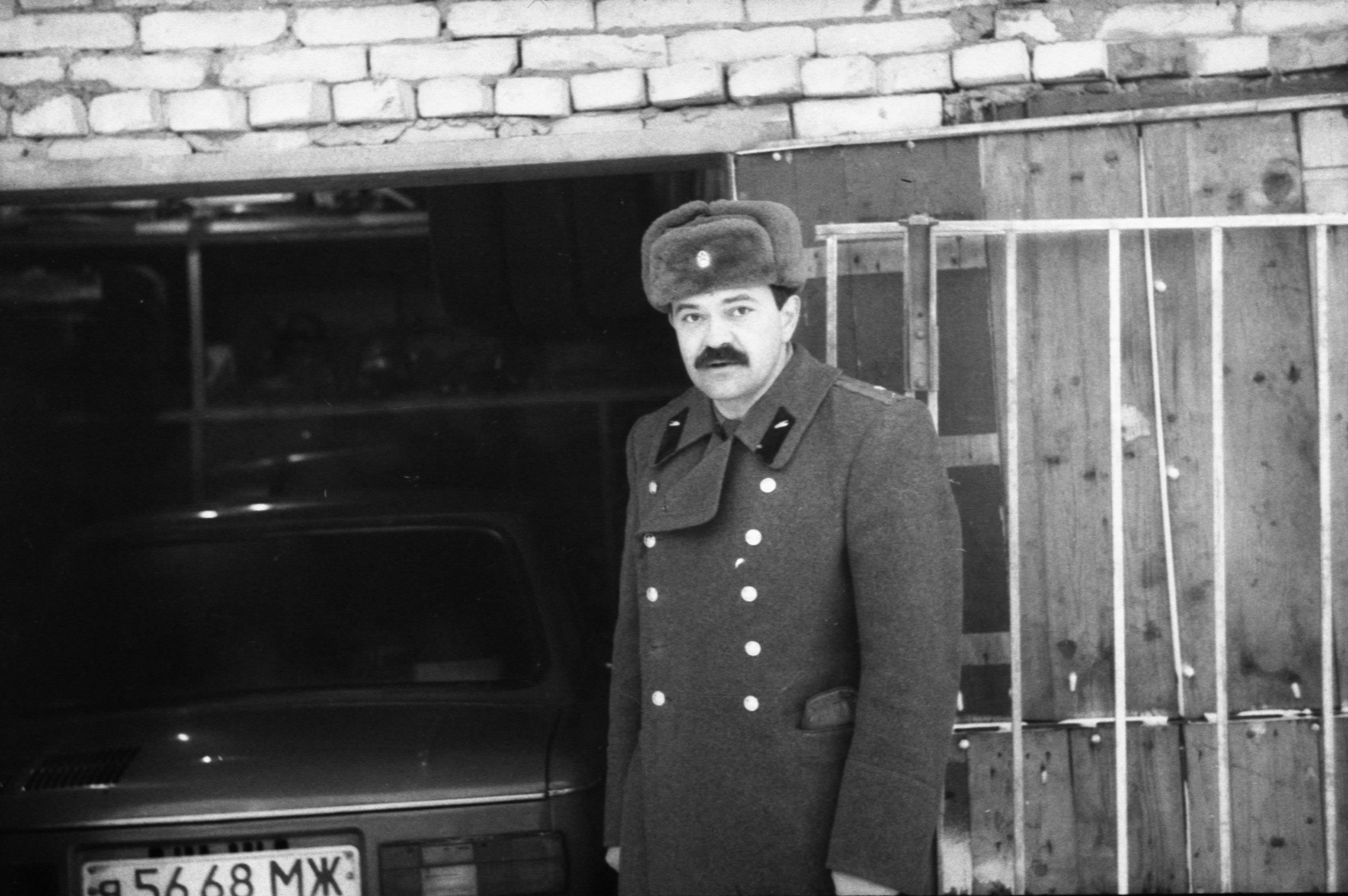 Миша Чобиток и Запорожец с подмосковными номерами. Кубинка, зима 1991 г.