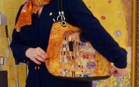 Сумочка и шарфик с Поцелуем из Вены, картина на стене ЗАГСа г. Режа, Свердловской обл., архив автора