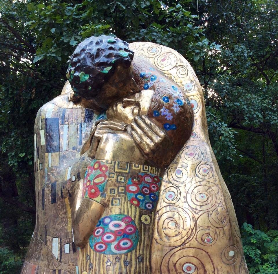 "Поцелуй" Климта в трехмерном виде, Елагин остров, Санкт-Петербург, фото автора