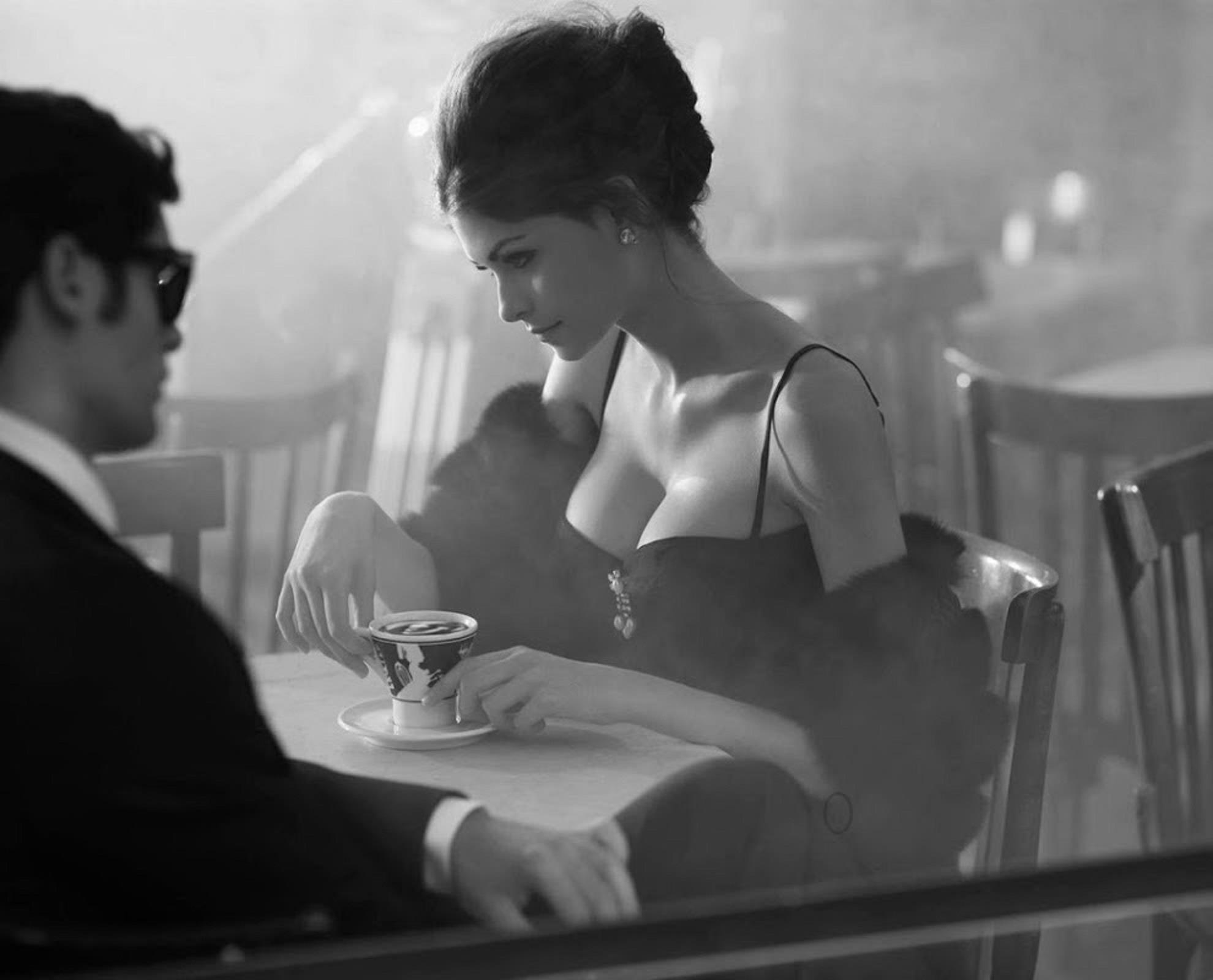 Здесь ждет вас ужин и ночлег. Парень и девушка в кафе. Мужчина и женщина за столиком. Парень с девушкой за столиком. Мужчина за столиком.