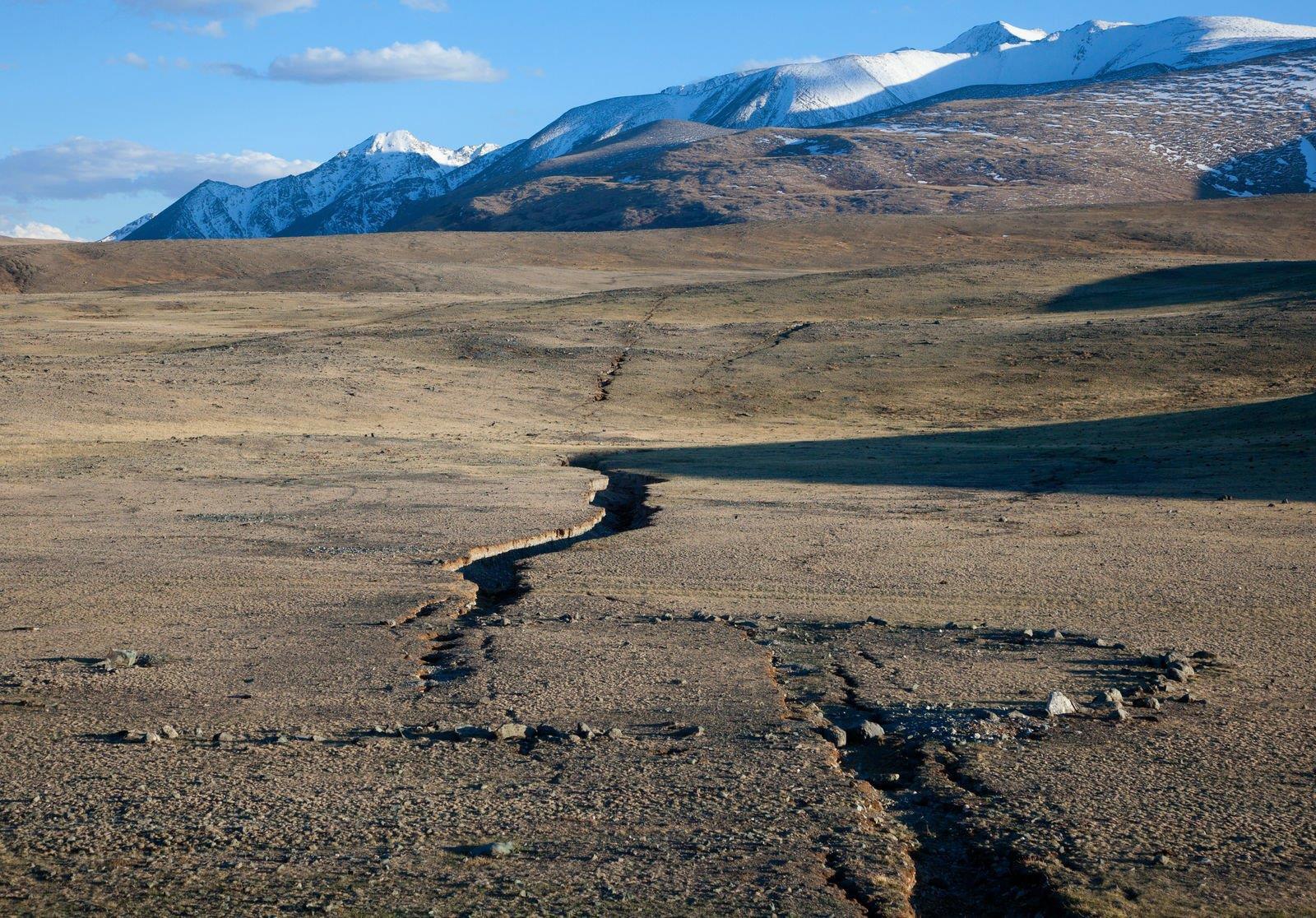 эпицентр землетрясения в горном алтае в 2003 году. харт маунтинз оползень. чуйское землетрясение 2003 года. землетрясение на алтае 2003. лавина на базовом лагере эвереста.