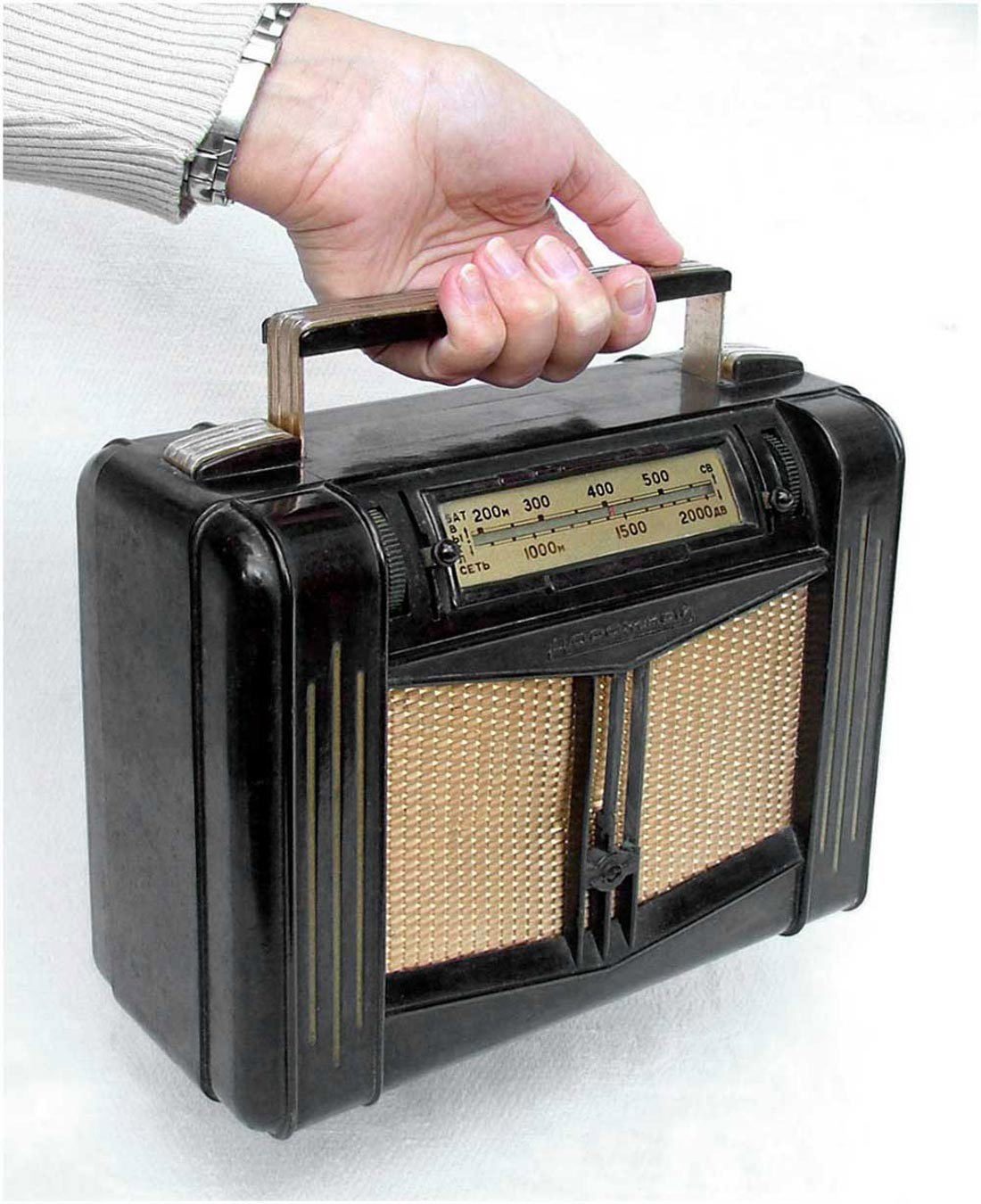 Радиоприемники ссср купить. Ламповый переносной радиоприемник 1950. ВЭФ 204 радиоприемник. VEF 201 радиоприёмник батарейный отсек. Ламповый батарейный приемник турист.