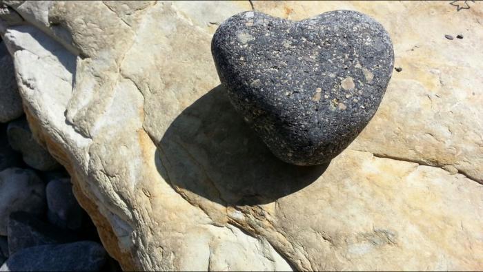 символы на камнях на берегу моря. огромные камни монолиты. камни с неба крым. как валуны. камни с неба чина.