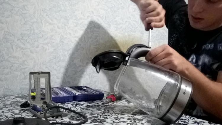 Как снять крышку электрочайника
