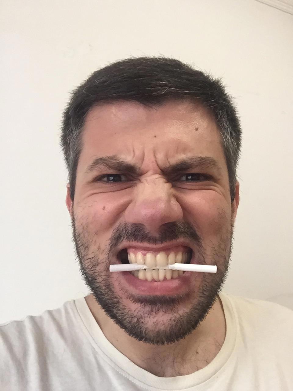 И тебя загрызу, если продолжишь курить!