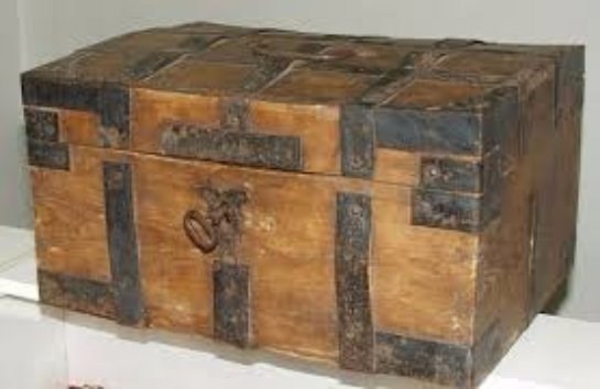 Сундук старый деревянный. Четыре года он жил в сундуке. Открывающийся сундук. Старинный сундук с вещами. Казачий сундук.