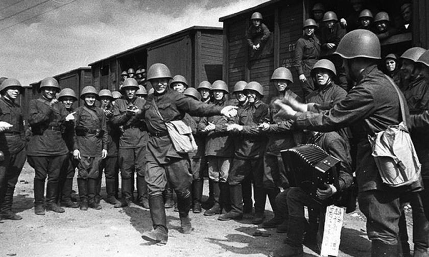 Поезда идут на фронт. Пляшет красноармеец В. Кочетков. 25 июня 1941 г. Фото: А. Устинов. 