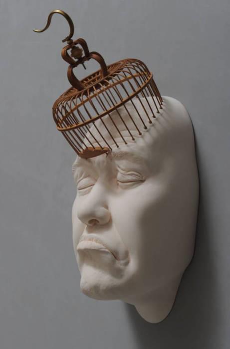 Индивидуум, запертый в клетке.