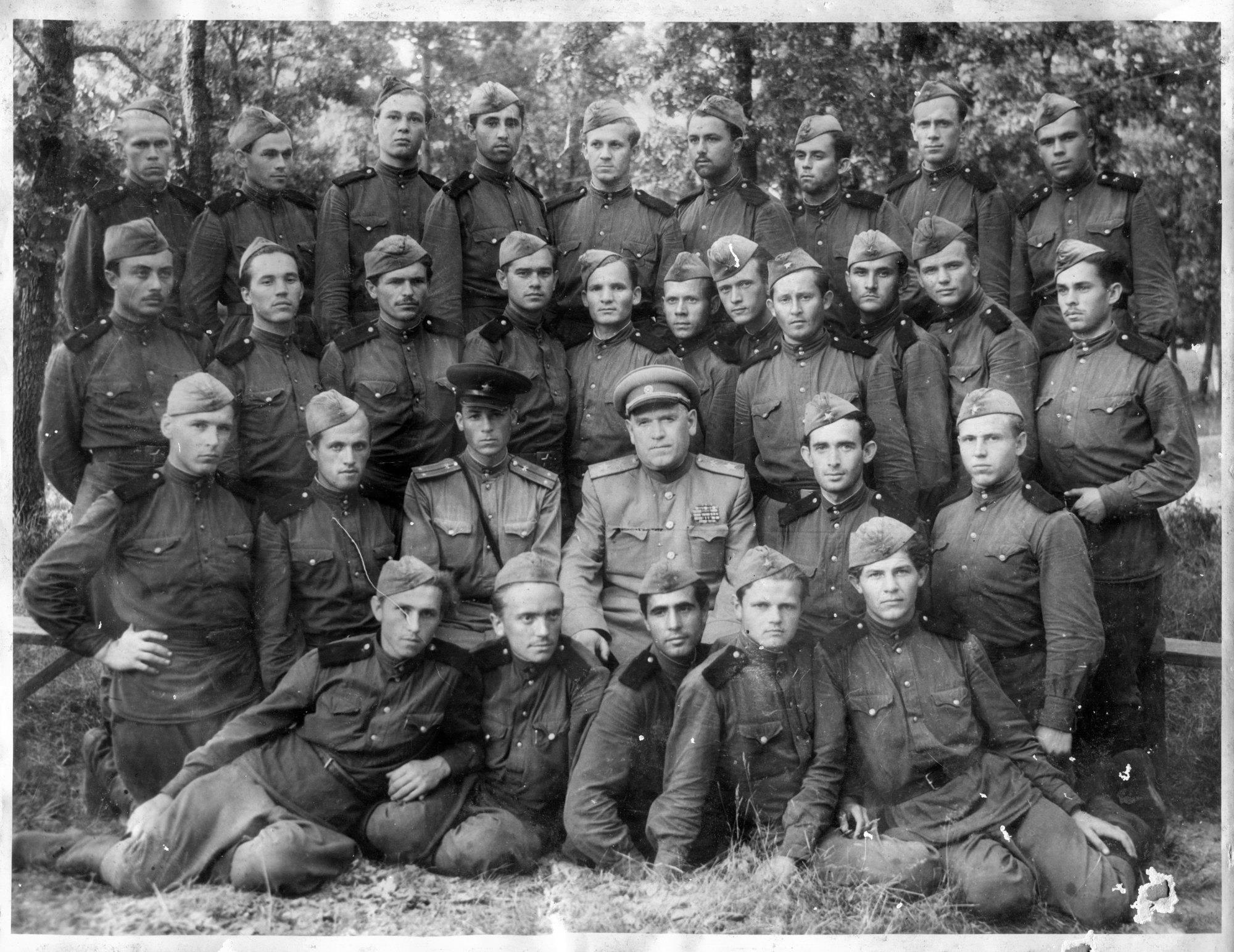 Михаил Петрович с бойцами саперного взвода (из личного архива автора)