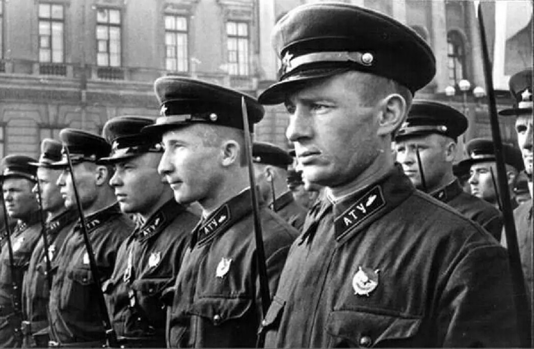 Обложка произведения Подготовка командных кадров в СССР. Военные академии, училища и школы и курсы.