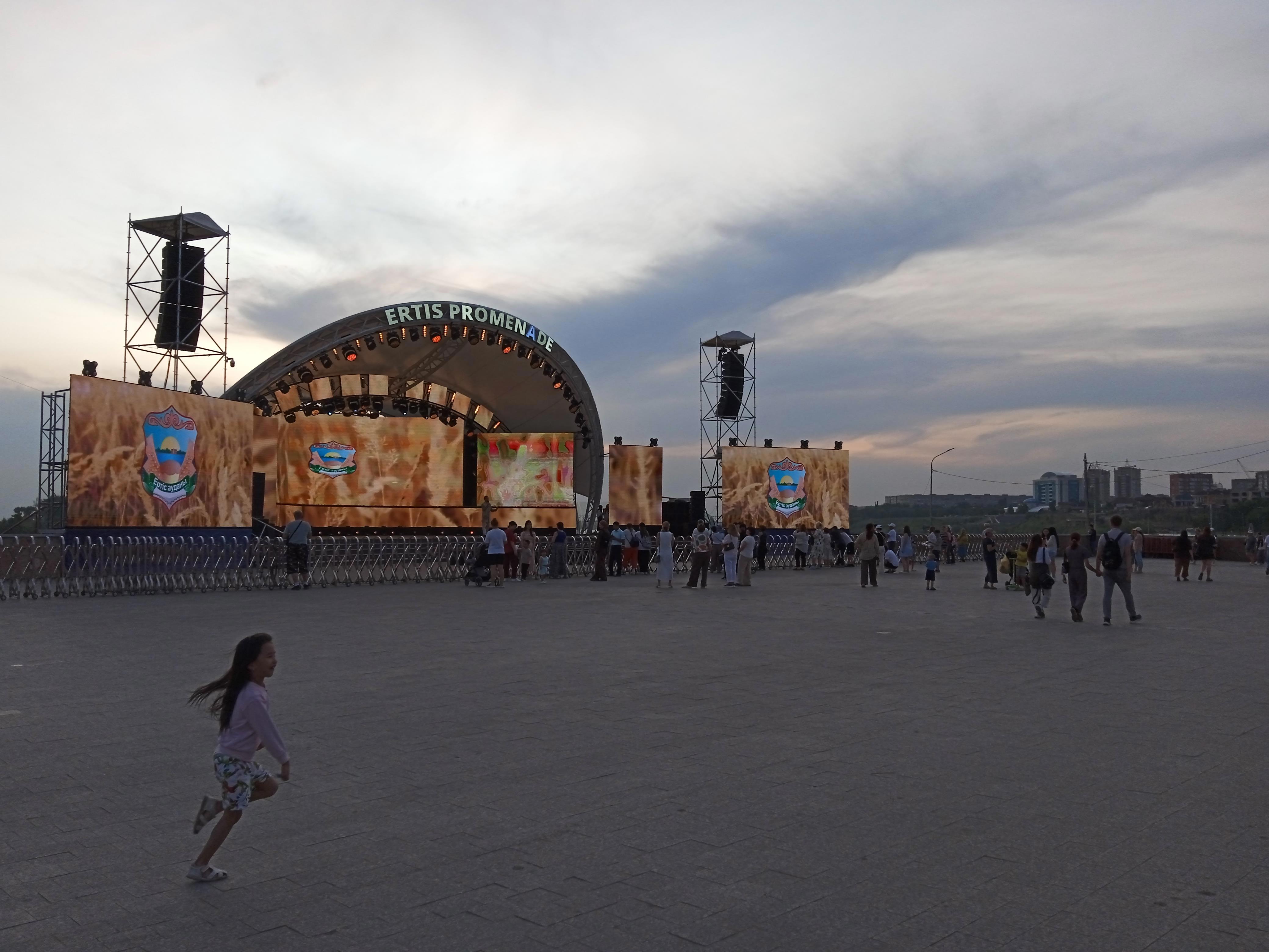 Вечерняя набережная Павлодара — место встреч и музыки! - Виктор Агеев-Полторжицкий