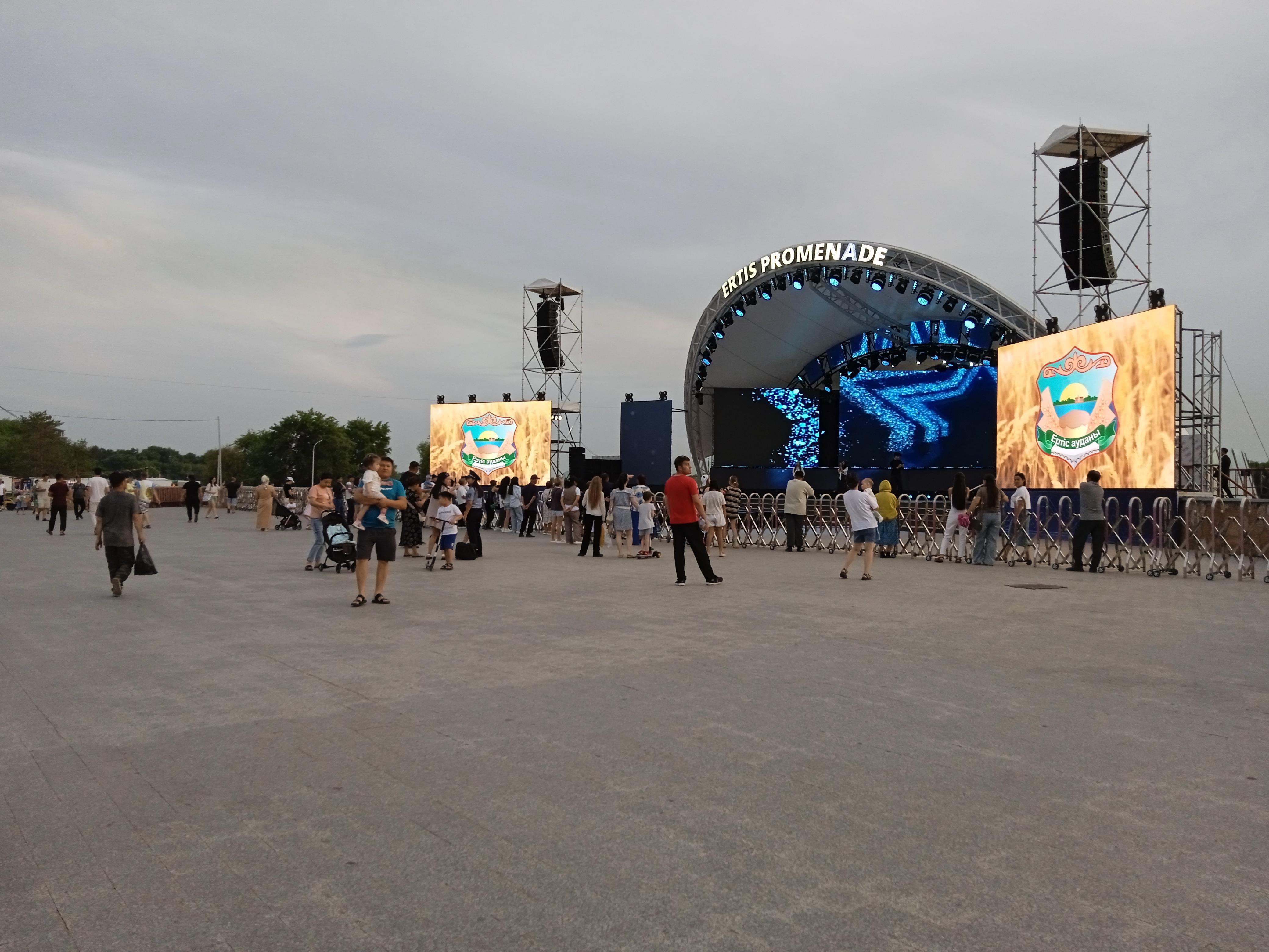 Вечерняя набережная Павлодара — место встреч и музыки! - Виктор Агеев-Полторжицкий