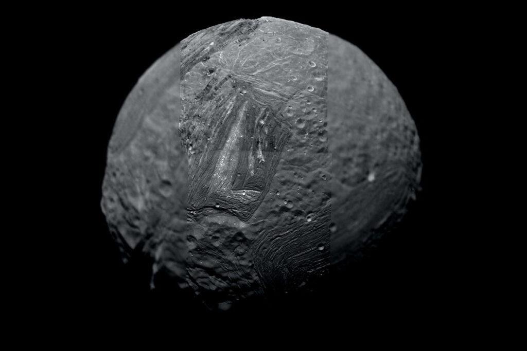 Миранда, запечатленная космическим аппаратом NASA "Вояджер-2" 24 января 1986 года / © NASA/JPL-Caltech/Kevin M. Gill