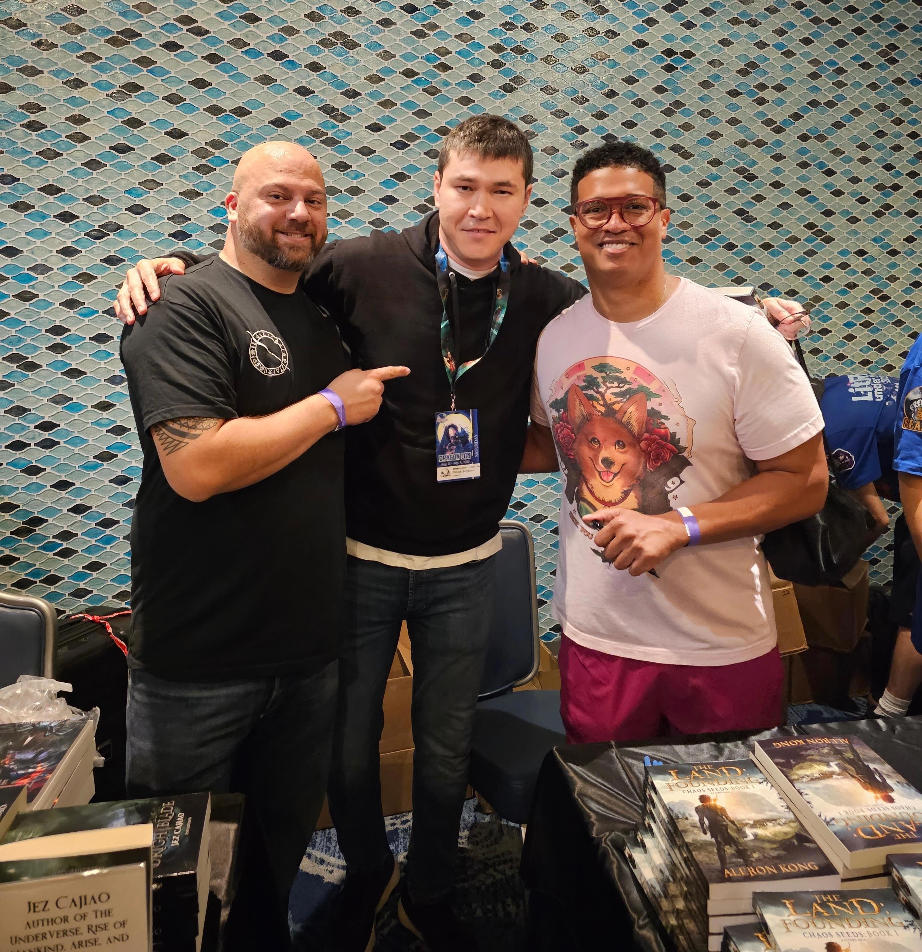 Джез на фото слева, с альтернативной прической.