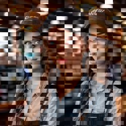 Кассирша в кепке